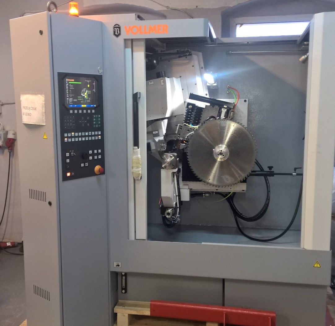 Saw blade facing operation on a Vollmer machine